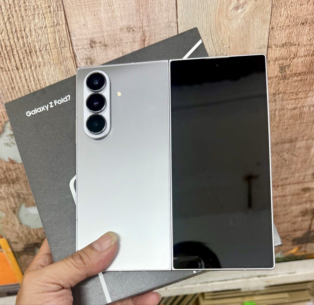 Samsung zfold 7 (Category: Samsung) located in Muntinlupa City. Submitted by lloydsky17 (Listing ID 1468798866, Image 1). Description: Zfold 7 12/256 No issue Complete Silver 45k fixed .