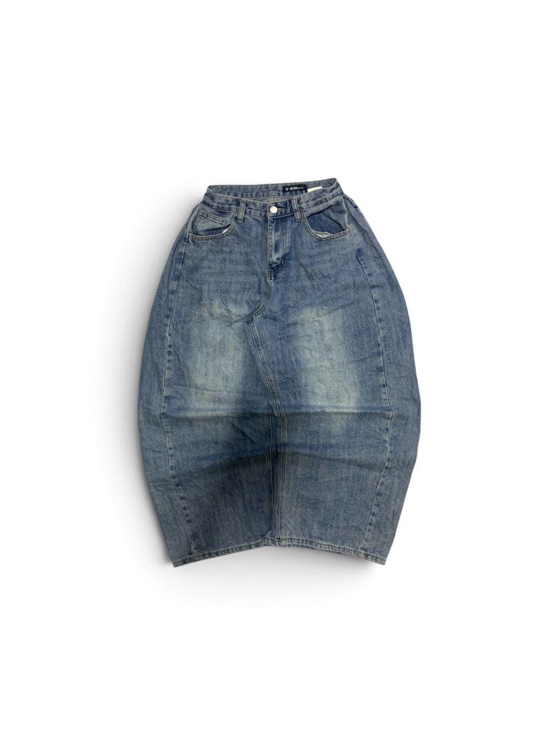 S-Bin Jeans Denim Balloon Pants Size S (Category: Jeans) located in Davao. Submitted by rence.findd (Listing ID 1468773471, Image 1). Description: -sbín- Massive lightwashed Dimes: 0 to start Width - 27/28max Length - 38 Thigh - 16 Hem - 11 Goodcondition - Hard - Good for psg - Must have - 10/10 colpr rate - .