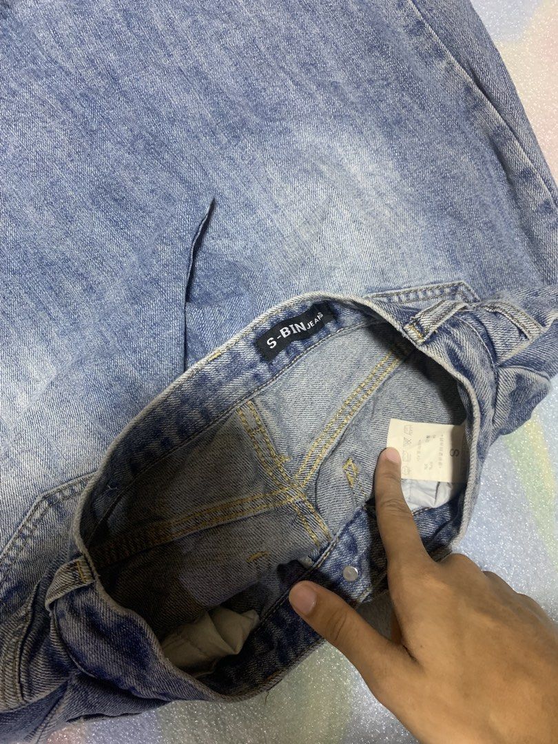 S-Bin Jeans Denim Balloon Pants Size S (Category: Jeans) located in Davao. Submitted by rence.findd (Listing ID 1468773471, Image 3). Description: -sbín- Massive lightwashed Dimes: 0 to start Width - 27/28max Length - 38 Thigh - 16 Hem - 11 Goodcondition - Hard - Good for psg - Must have - 10/10 colpr rate - .