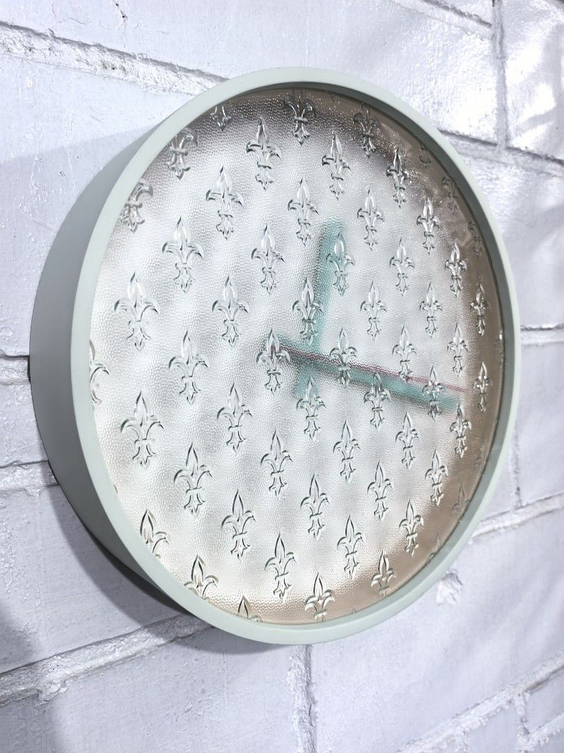 Seconds Tick Away Clock by D-Bros Japan (Category: Clocks) located in Quezon City. Submitted by vintagespektroom (Listing ID 1468915870, Image 3). Description: For sale Seconds Tick Away Clock by D-Bros Japan In excellent condition Repeated embossed Fleur-de-lis symbols across the glass panel. Runs on 1 AA battery For inquiries, message or call me at 09171548596 Quezon City area Shipping at buyer's expense Mode of payment : Gcash/COD/Bank transfe