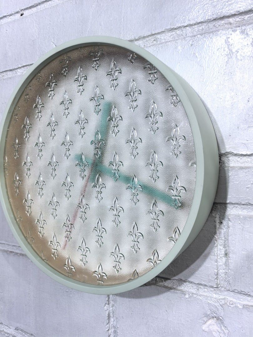 Seconds Tick Away Clock by D-Bros Japan (Category: Clocks) located in Quezon City. Submitted by vintagespektroom (Listing ID 1468915870, Image 2). Description: For sale Seconds Tick Away Clock by D-Bros Japan In excellent condition Repeated embossed Fleur-de-lis symbols across the glass panel. Runs on 1 AA battery For inquiries, message or call me at 09171548596 Quezon City area Shipping at buyer's expense Mode of payment : Gcash/COD/Bank transfe