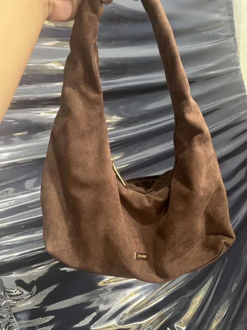 SECOSANA SUADE TOTE (Category: Tote Bags) located in Paranaque City. Submitted by thriftedtreasure2026 (Listing ID 1468760167, Image 1). Description: .