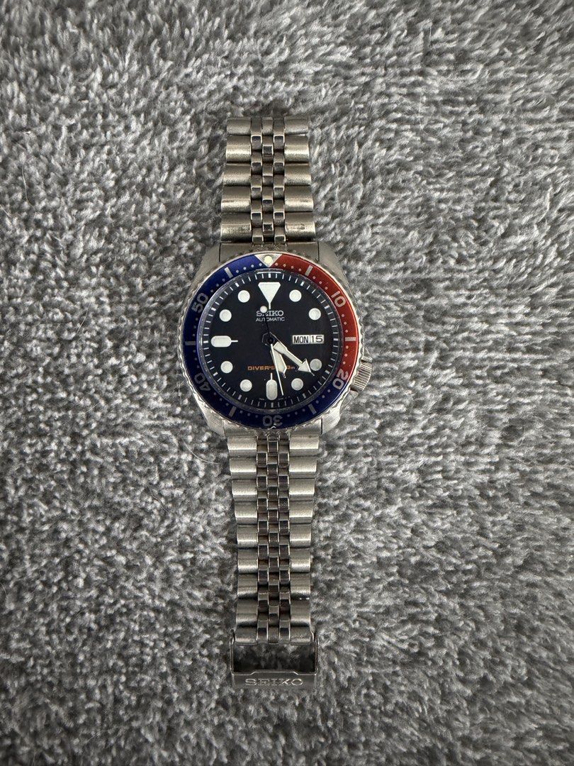 Seiko Automatic Pepsi Diver Watch SKX009 (Category: Men's Watches) located in Pasig City. Submitted by carlo_abancio (Listing ID 1468789609, Image 1). Description: FOR SALE: Seiko SKX009K Pepsi Diver’s Watch 🔵🔴⌚ 💰 Selling Price: ₱9,000 Letting go of my Seiko SKX009K Pepsi Diver’s Watch — a classic Seiko diver with the iconic Pepsi bezel, perfect for everyday wear or watch enthusiasts. Watch details: * ⌚ Model: Seiko SKX009K Pepsi Diver * ⚙️ Mo