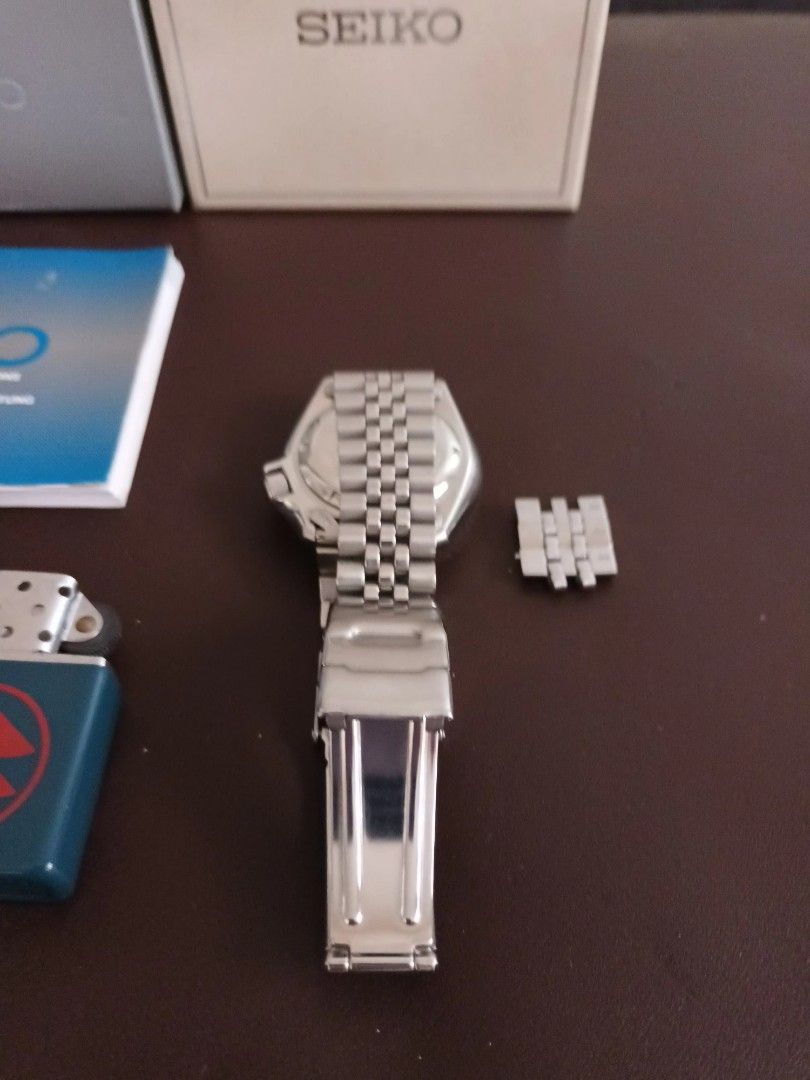 Seiko diver automatic watch (Category: Men's Watches) located in Manila. Submitted by gooddealsmnl (Listing ID 1468731189, Image 3). Description: Seiko Divers 200 meters SKX007 Good condition. Presentable. Runs smooth With Box. Manual. extra links. Include 2 metal refillabe lighter Rfs: unloading stuff Binondo area meetup Thank You po.