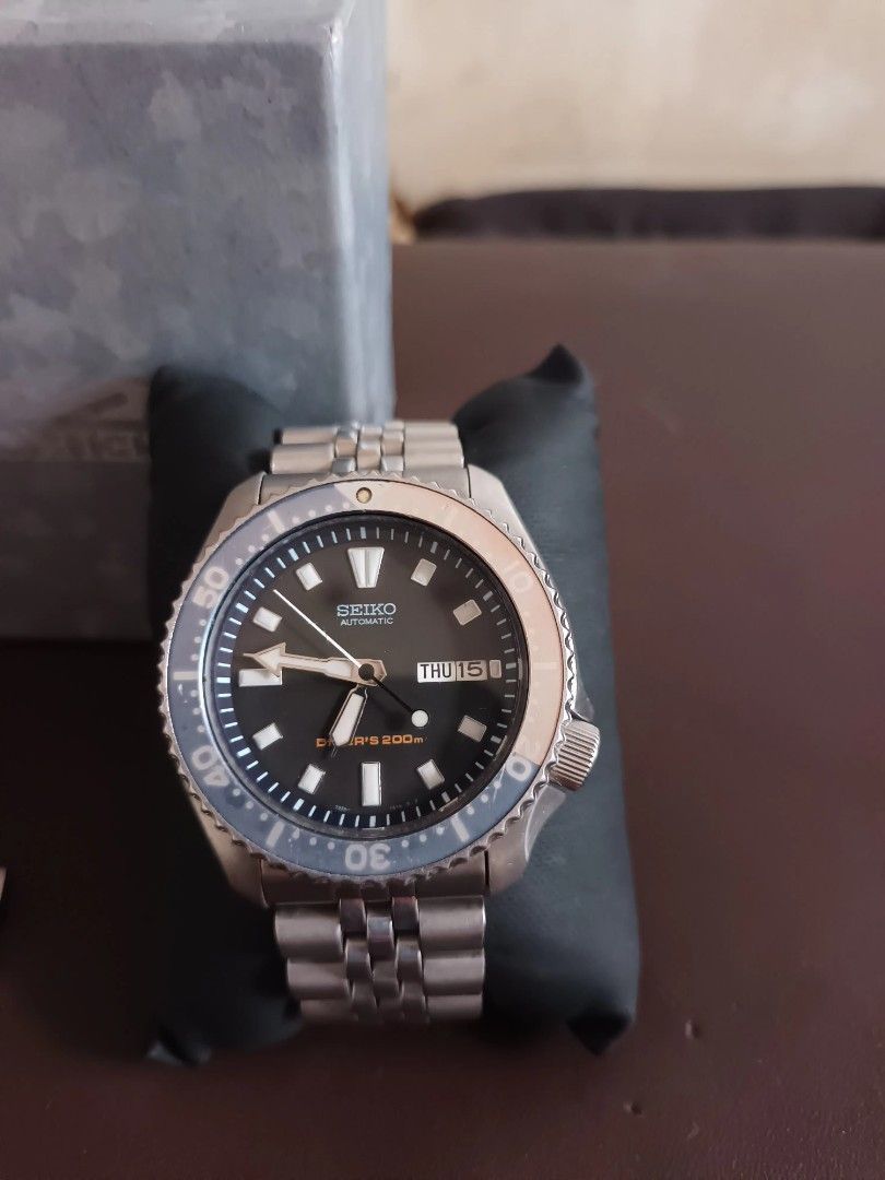 Seiko divers 200meter automatic citizen (Category: Men's Watches) located in Manila. Submitted by gooddealsmnl (Listing ID 1468757808, Image 2). Description: Seiko Divers 200 meters Authentic Good condition. Presentable. Runs smooth Include: Box. Manual. extra links. 2 metal refillable lighter Rfs: unloading stuff Binondo area meetup Thank You po.