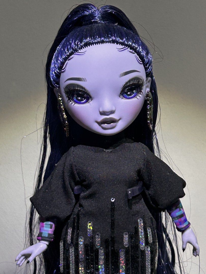 Shadow High Reina “Glitch” Crowne (Category: Designer & Blind Box Toys) located in Manila. Submitted by mjcollects (Listing ID 1468831141, Image 2). Description: WYSIWYG RFS: Decluttering Complete Accessories, minimal dirt on her top Buyer will pay for shipping MOP: Gcash .