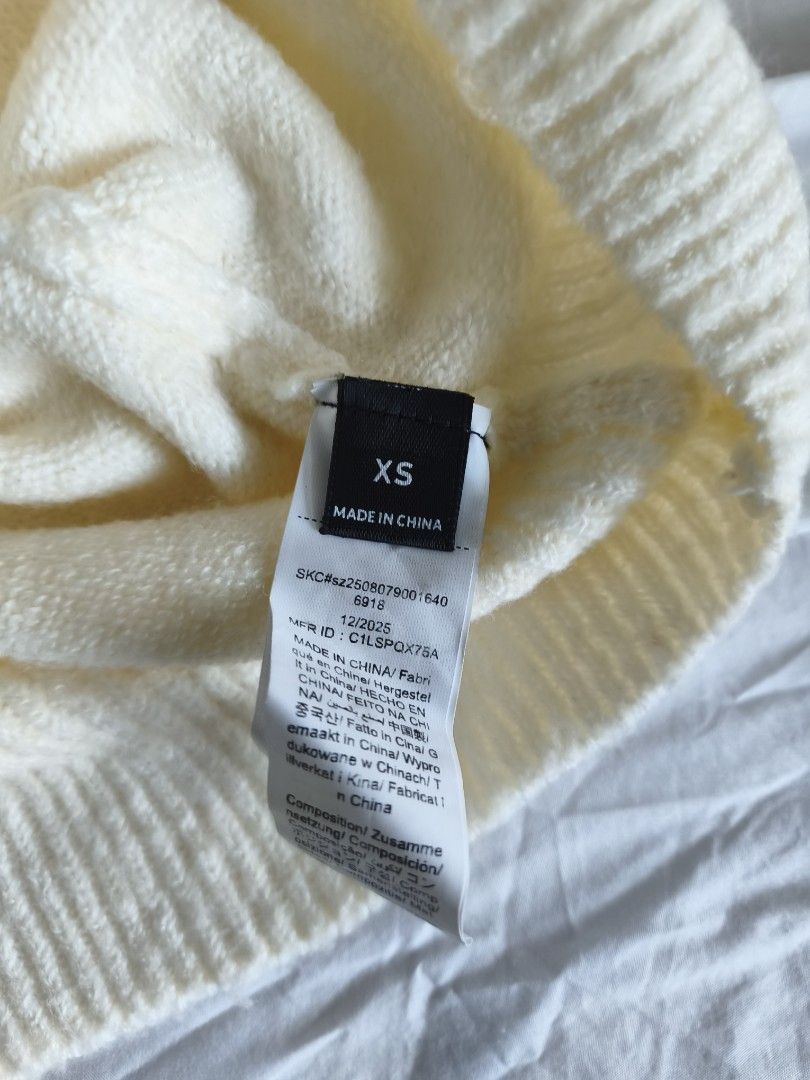 Shein Beige Knit Longsleeve Sweater (Category: Longsleeves) located in Manila. Submitted by smilefashion08 (Listing ID 1468716850, Image 3). Description: Fits XS-S.