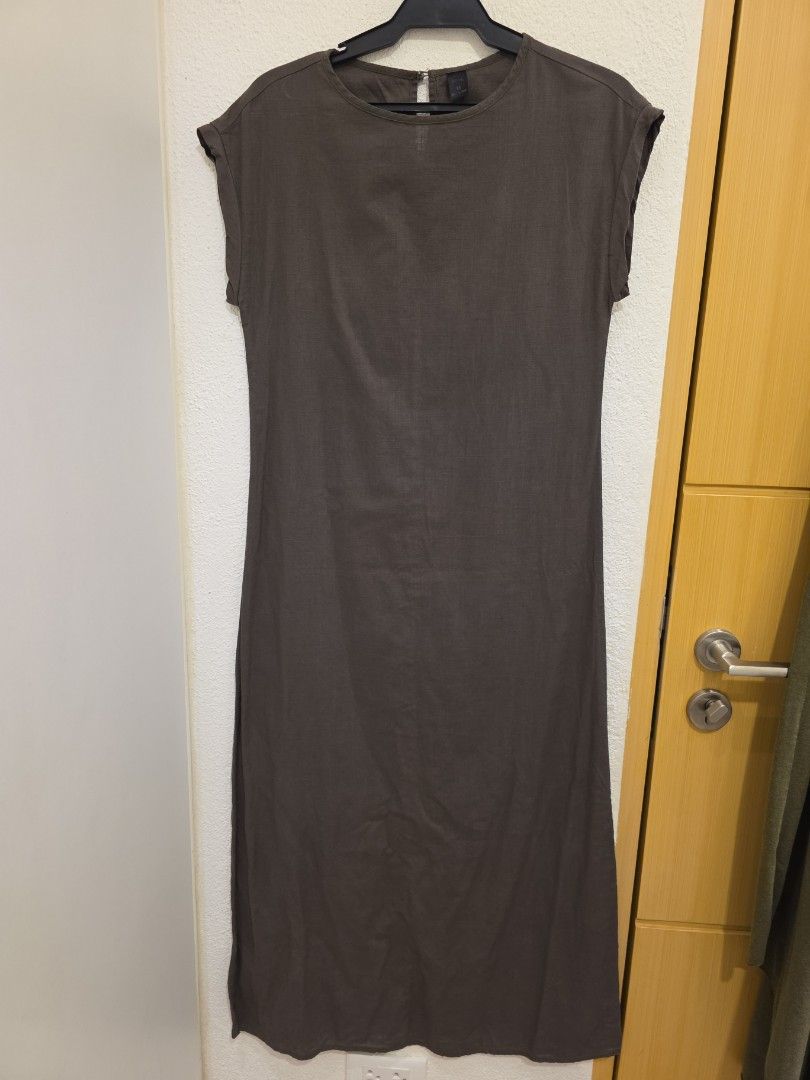 Shein Batwing Cotton dress (Category: Dresses) located in Quezon City. Submitted by preloved_by_mariekondo (Listing ID 1468736580, Image 3). Description: Shein Keyhole back Batwing Cotton dress Emery Rose Shein brand Fits Size Small. Very flattering when worn Original price 560 pesos.