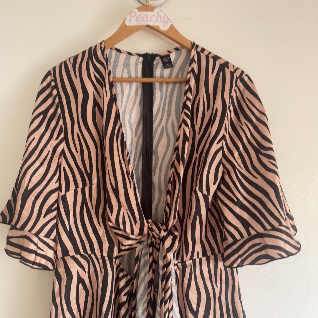 Shein romper (Category: Rompers) located in Manila. Submitted by apparella.ph (Listing ID 1468713634, Image 2). Description: Super pretty 10/10 Bust.32 Waist.36-36 Length:34 .