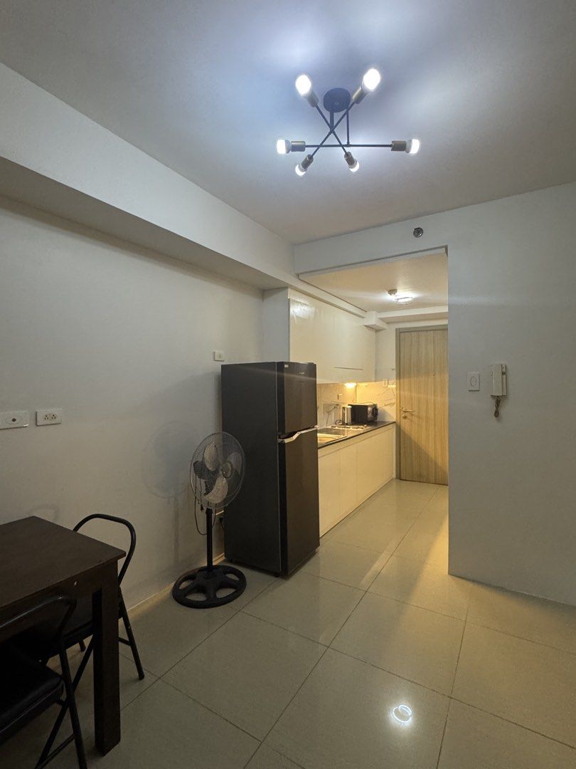 Shore Residences (Category: Apartments & Condos) located in Manila. Submitted by tweex (Listing ID 1468771358, Image 3). Description: For Rent: 1-Bedroom Condo – Shore Residences Tower D, Pasay Looking for your next home in the city? This newly painted 1-bedroom unit at Shore Residences Tower D, Pasay is now available for rent. Perfectly located near Mall of Asia, entertainment hubs, and business districts. Unit Features • Freshly painted interio