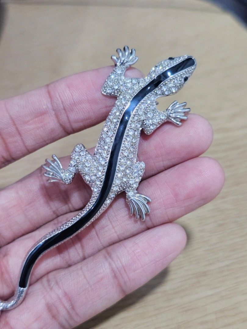 Silver and Black Gecko Lizard Rhinestone Brooch Pin (Category: Brooches) located in Caloocan City. Submitted by smart_shoppers_ville (Listing ID 1468806699, Image 2). Description: - Dual-purpose design: works as both a brooch pin and a pendant necklace charm - Eye-catching silver-tone metal with glittering rhinestones and a bold black stripe - Features detailed feet and a textured body for a realistic look - Decent size that stands out perfectly 