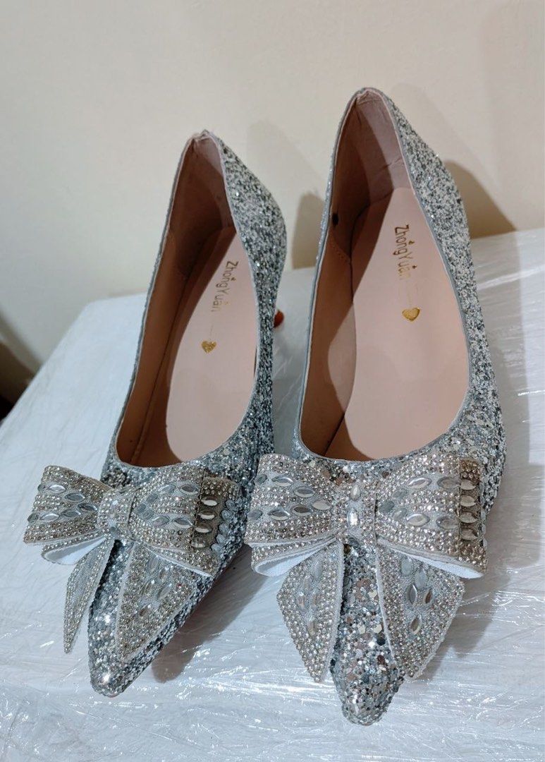 Silver sparkly pointed heels toe pumps (Category: Sandals) located in Baguio. Submitted by suffering (Listing ID 1468920331, Image 2). Description: Baguio .