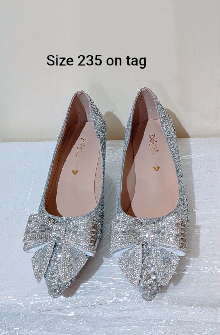 Silver sparkly pointed heels toe pumps (Category: Sandals) located in Baguio. Submitted by suffering (Listing ID 1468920331, Image 1). Description: Baguio .