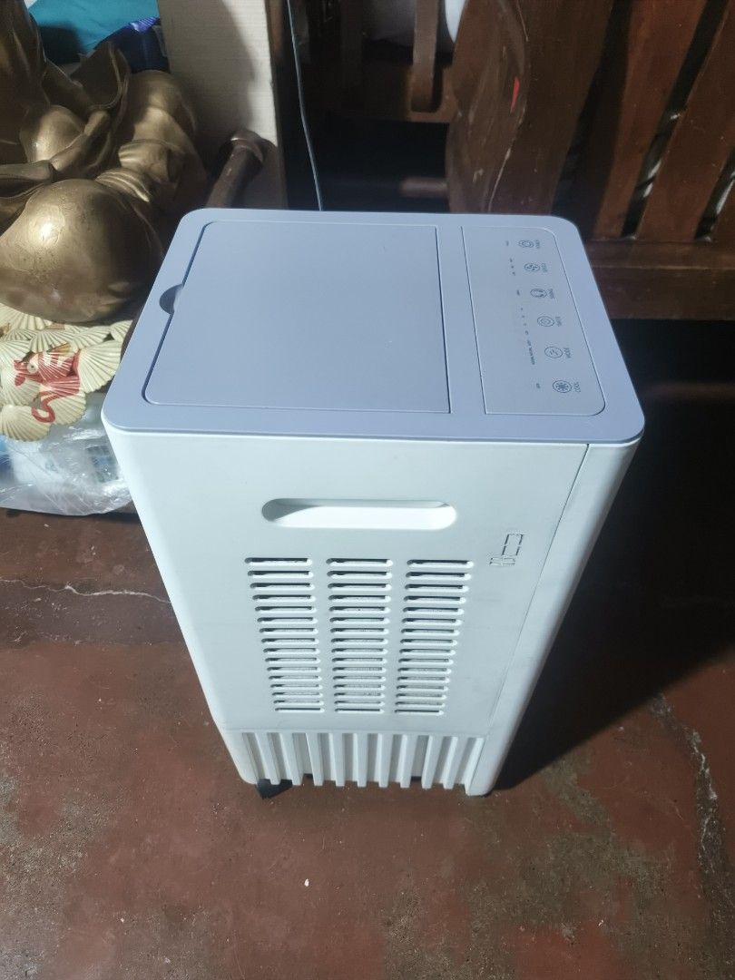 Simplus Air Cooler Fan (Category: Air Conditioning and Heating) located in Quezon City. Submitted by jhaaaaaa (Listing ID 1468797251, Image 3). Description: Simplus 3IN1 Air Cooler 10L Water Tank Advanced Water Cooling Cool / Humidify / Dust Capture. 6months pa lang samin and 3 beses lng nagamit. .
