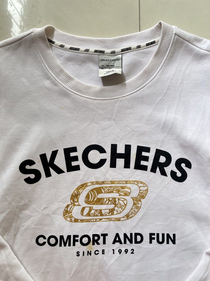 SKECHERS CREWNECK PULLOVER (Category: Coats, Jackets and Outerwear) located in Manila. Submitted by silentforest_c1f6e4 (Listing ID 1468767498, Image 2). Description: 🤍 SKECHERS CREWNECK - GOLD LOGO - WHITE 💛 • Dimes: L: 27inches | W: 23inches • Brand: SKECHERS - Legit - CN 180/96A - XL • Size: XL - Fit L to XL • Color: White - need wash, gusot galing bale • Condition: 9/10 - Makapal pa, no butas, print buo > ❌ Need laba + babad sa Oxi / baking