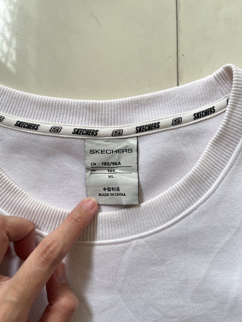 SKECHERS CREWNECK PULLOVER (Category: Coats, Jackets and Outerwear) located in Manila. Submitted by silentforest_c1f6e4 (Listing ID 1468767498, Image 3). Description: 🤍 SKECHERS CREWNECK - GOLD LOGO - WHITE 💛 • Dimes: L: 27inches | W: 23inches • Brand: SKECHERS - Legit - CN 180/96A - XL • Size: XL - Fit L to XL • Color: White - need wash, gusot galing bale • Condition: 9/10 - Makapal pa, no butas, print buo > ❌ Need laba + babad sa Oxi / baking