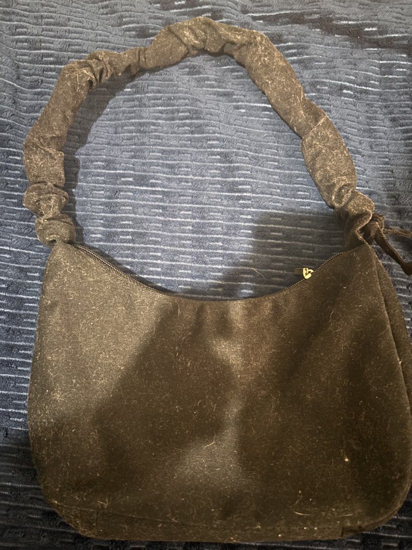 small black shoulder bag (Category: Shoulder Bags) located in Manila. Submitted by emembudols (Listing ID 1468736516, Image 1). Description: for decluttering - black shoulder bag -well used -no issues -buyer will shoulder sf.