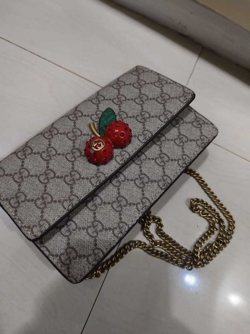 Small slingbag (Category: Clutches) located in Zamboanga. Submitted by ckealia (Listing ID 1468723093, Image 2). Description: Gucci clutch bag/sling bag good used condition expect signs of used no flaws small size with code with black etiketa.