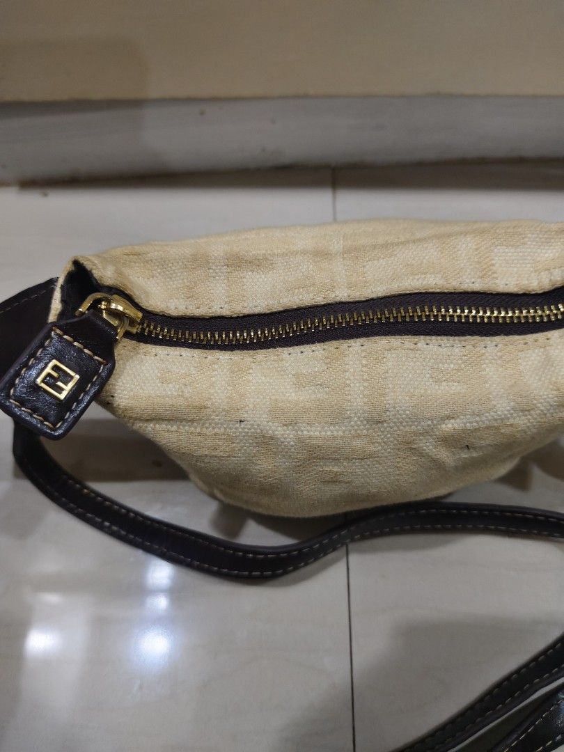 Small slingbag/handbag (Category: Purses & Pouches) located in Zamboanga. Submitted by ckealia (Listing ID 1468723439, Image 3). Description: Good used condition expect signs of used small size no flaws need washing with black etiketa.