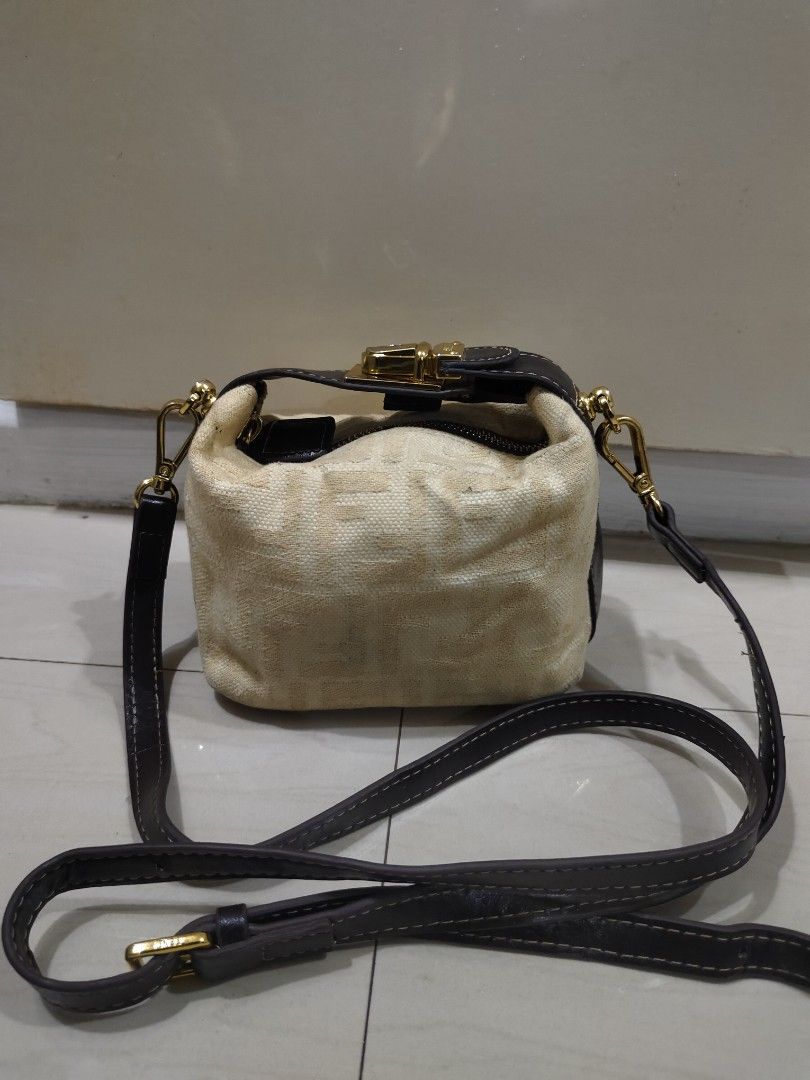 Small slingbag/handbag (Category: Purses & Pouches) located in Zamboanga. Submitted by ckealia (Listing ID 1468723439, Image 1). Description: Good used condition expect signs of used small size no flaws need washing with black etiketa.