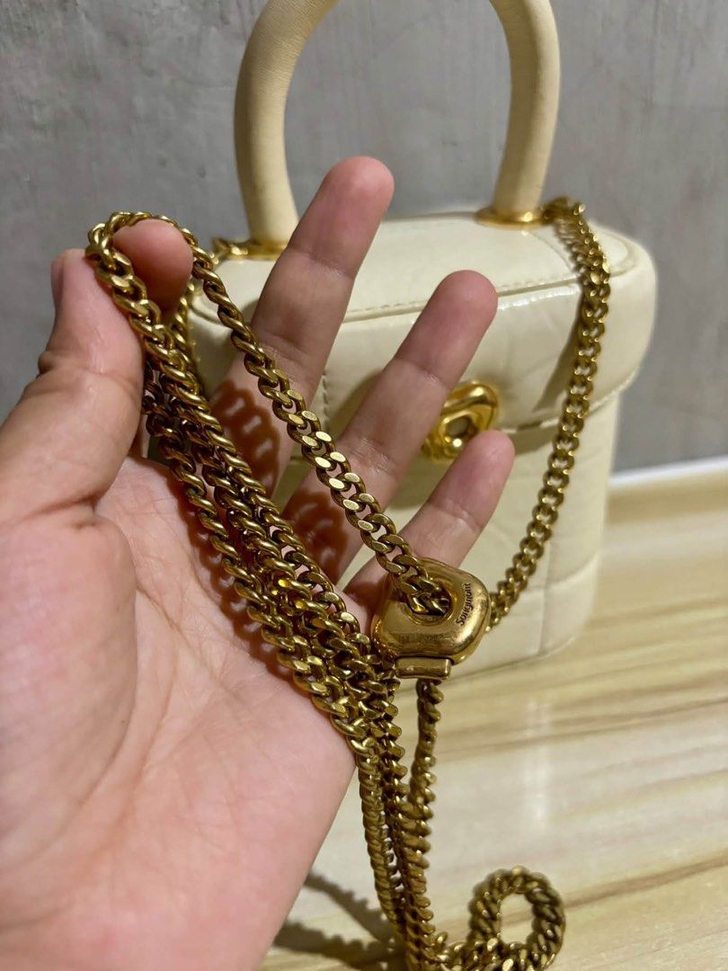 songmont box type (Category: Luxury Bags & Wallets) located in General Santos City (Dadiangas). Submitted by sarathrift (Listing ID 1468785459, Image 3). Description: songmont box type cellphone sling .