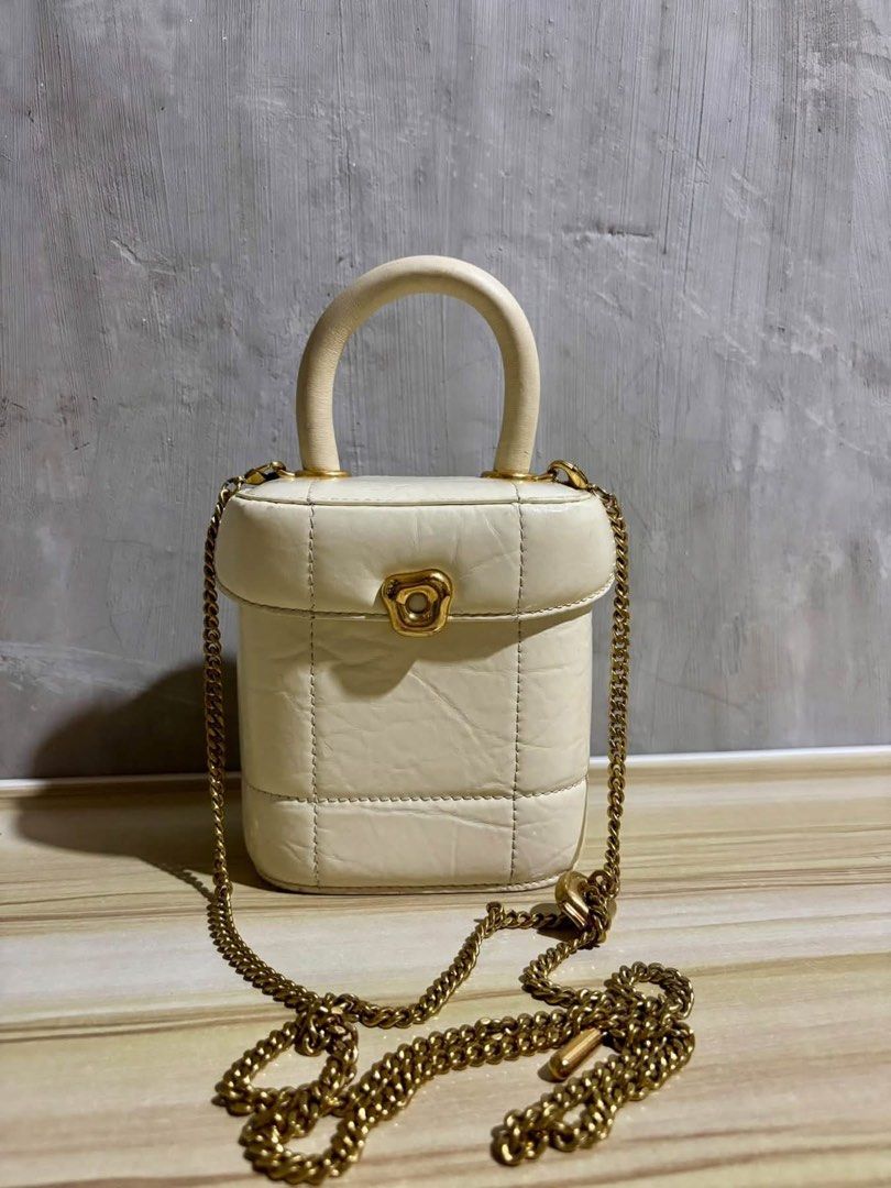 songmont box type (Category: Luxury Bags & Wallets) located in General Santos City (Dadiangas). Submitted by sarathrift (Listing ID 1468785459, Image 1). Description: songmont box type cellphone sling .