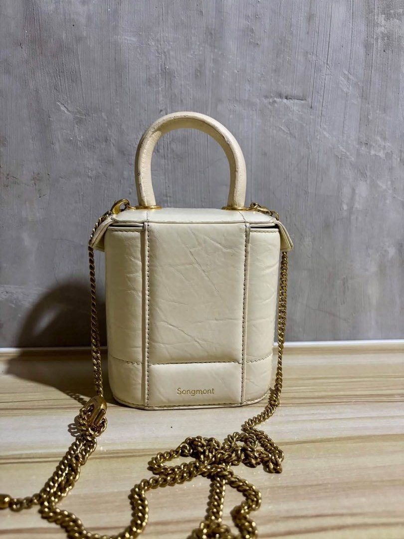 songmont box type (Category: Luxury Bags & Wallets) located in General Santos City (Dadiangas). Submitted by sarathrift (Listing ID 1468785459, Image 2). Description: songmont box type cellphone sling .