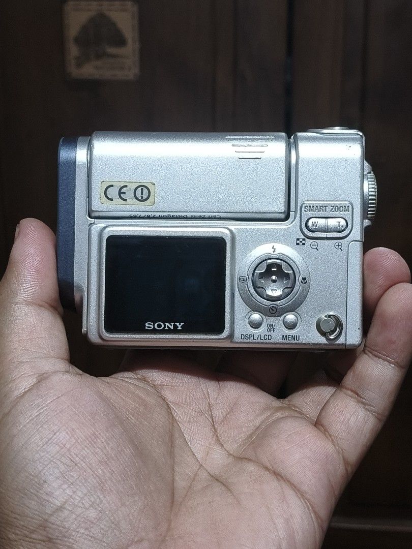 Sony dsc-fx77 rare (Category: Cameras) located in Quezon City. Submitted by boldearth_27b1b3 (Listing ID 1468895983, Image 2). Description: issue: mild lcd burn lng di halata lahat working 4500 only.