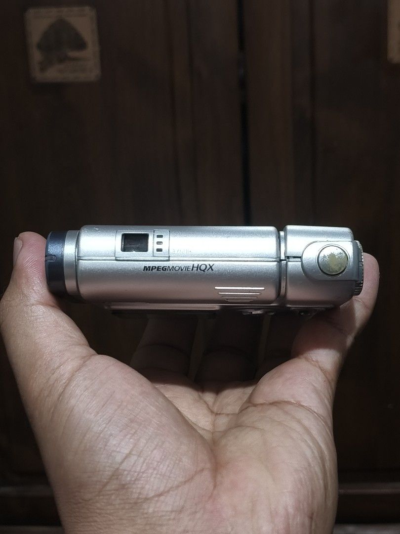 Sony dsc-fx77 rare (Category: Cameras) located in Quezon City. Submitted by boldearth_27b1b3 (Listing ID 1468895983, Image 3). Description: issue: mild lcd burn lng di halata lahat working 4500 only.