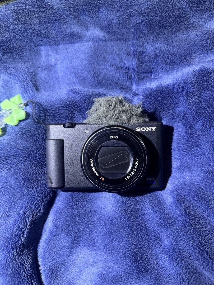 Sony ZV-1 Vlogging Camera (Category: Cameras) located in Manila. Submitted by stonkssellerz1 (Listing ID 1468879663, Image 3). Description: Sony Zv-1 Camera PRICE IS NEGOTIABLE -Only used for a couple of months -Perfect for vlogging Inclusion: 3 Batteries Battery charger Mic muff Ulanzi external flash Issues: Scrollwheel doesn’t work when you turn it but the buttons on the scrollwheel works. Doesn’t affect anything in the camera RFS: Want to swit