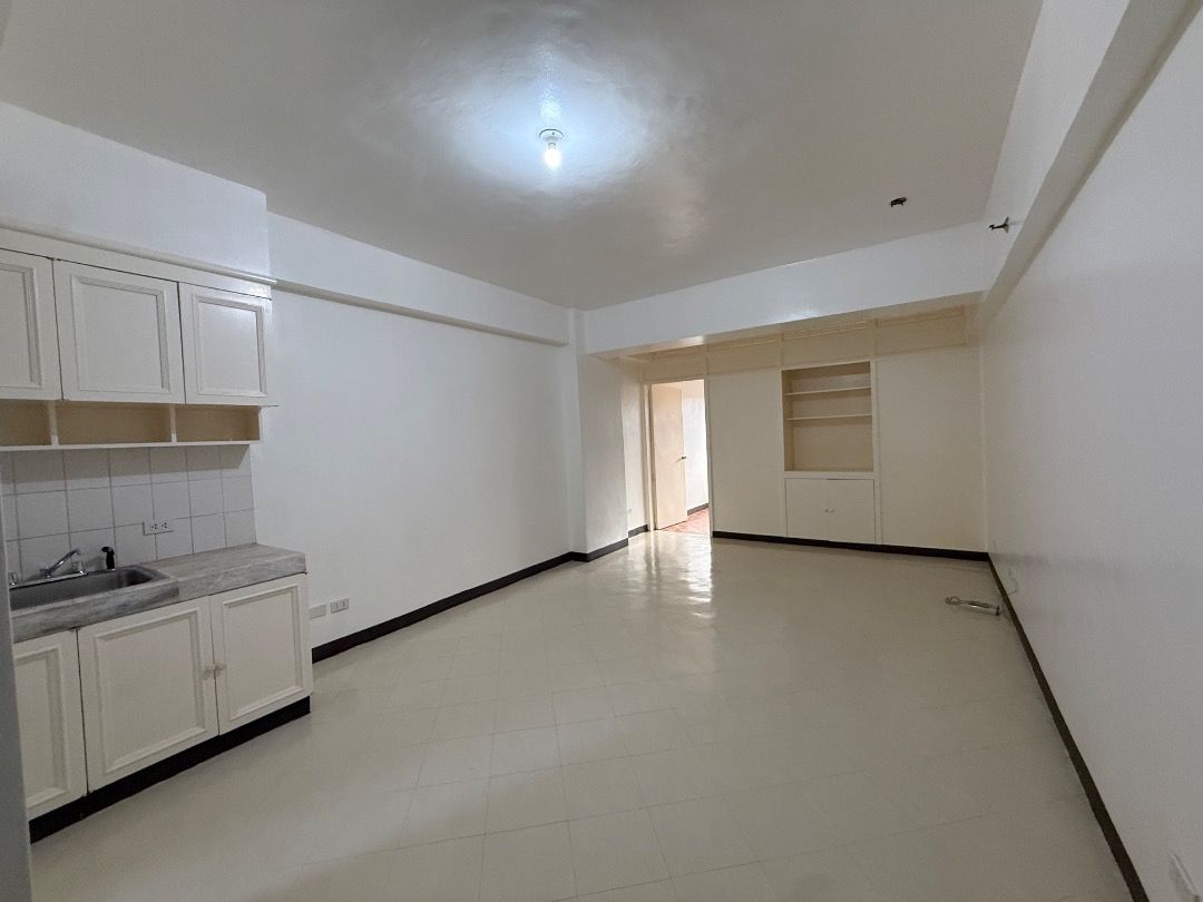 Spacious 1 BR Barangay Poblacion Makati (Category: Apartments & Condos) located in Makati City. Submitted by mecasa_2726 (Listing ID 1468808442, Image 2). Description: 49 sqm 1 BR near City Hall, Century Mall and Power Plant.