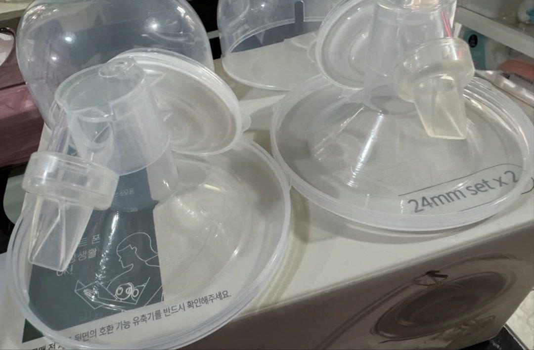 Spectra Handsfree Breast Shield Set 24mm (Category: Breastfeeding & Bottle Feeding) located in Baguio. Submitted by pallas12 (Listing ID 1468788779, Image 2). Description: - Item: Spectra handsfree breast shield set - Size: 24mm - Condition: Brand new, never used, still in original box - Inclusions: Pair of collection cups, user manual, and original Babymama receipt - Purchase Date: October 2023.