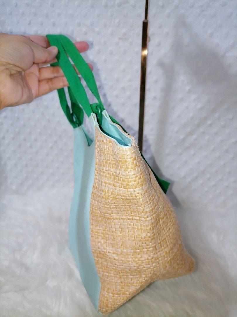 Starbucks Baon Bag (Category: Tote Bags) located in Butuan. Submitted by az-branded.items (Listing ID 1468922917, Image 3). Description: Good as new Selected ukay.