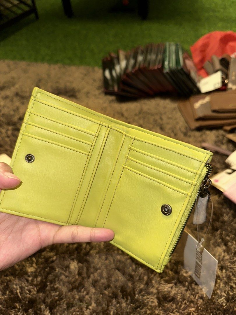Steve Madden BBAZAR quilt wallet (Category: Wallets & Card Holders) located in Pasig City. Submitted by thesipsnapofficial (Listing ID 1468836367, Image 3). Description: .
