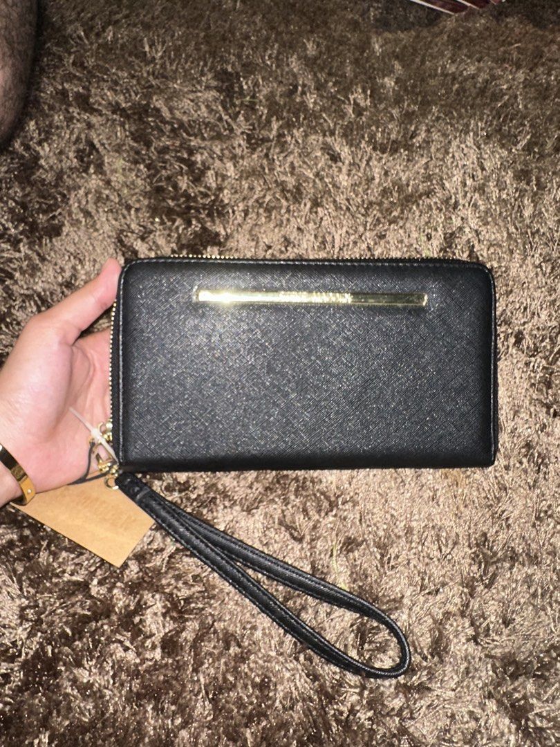 Steve Madden BZippy (Category: Wallets & Card Holders) located in Pasig City. Submitted by thesipsnapofficial (Listing ID 1468834809, Image 1). Description: .