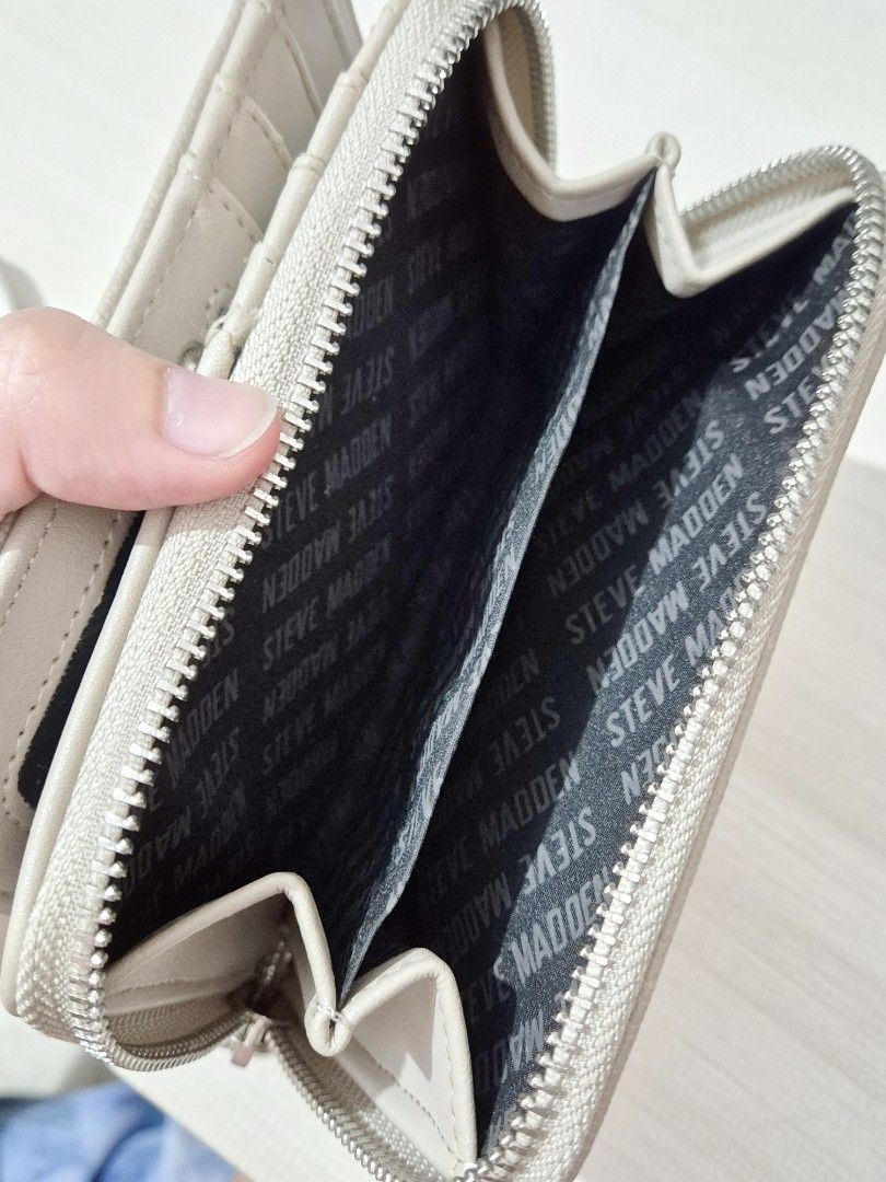 Steve Madden Wallet (Category: Wallets & Card holders) located in Pasig City. Submitted by rialuna_fire (Listing ID 1468882696, Image 3). Description: .