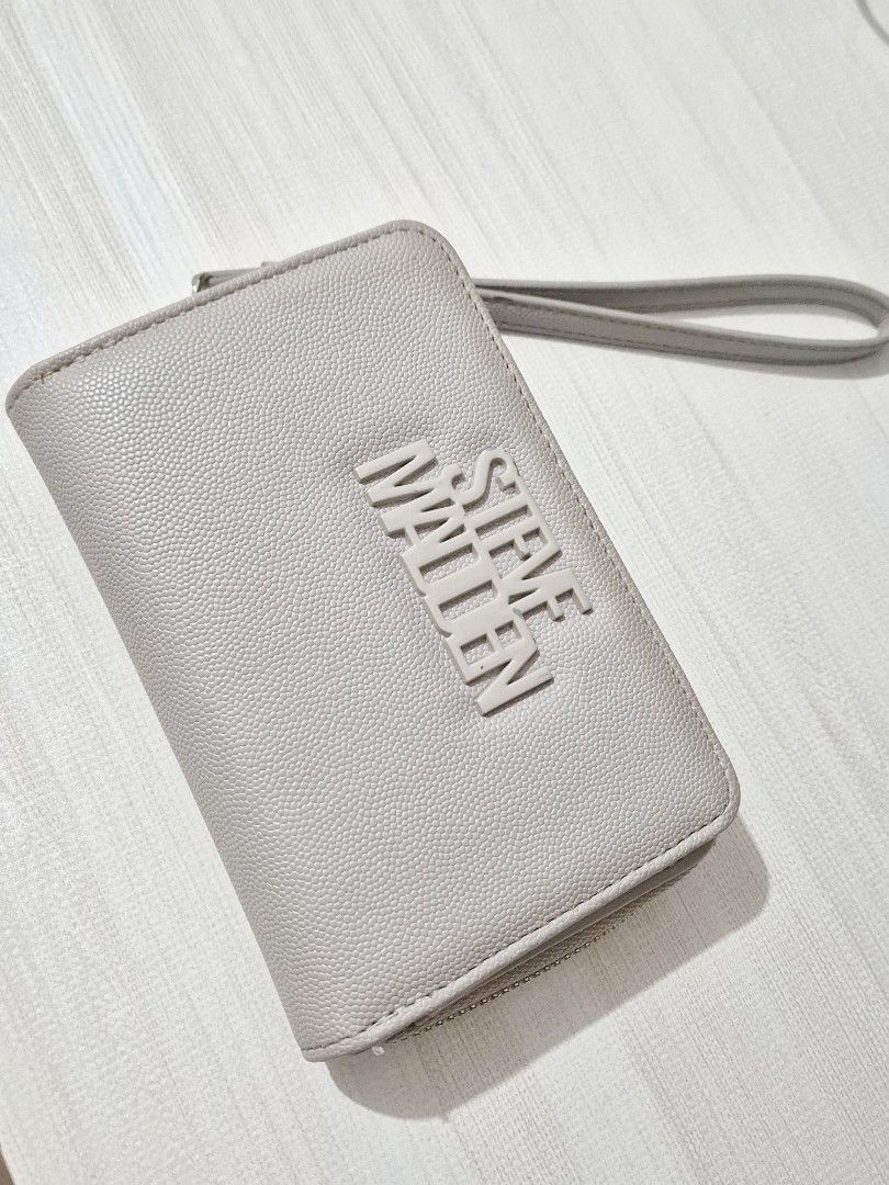 Steve Madden Wallet (Category: Wallets & Card holders) located in Pasig City. Submitted by rialuna_fire (Listing ID 1468882696, Image 1). Description: .