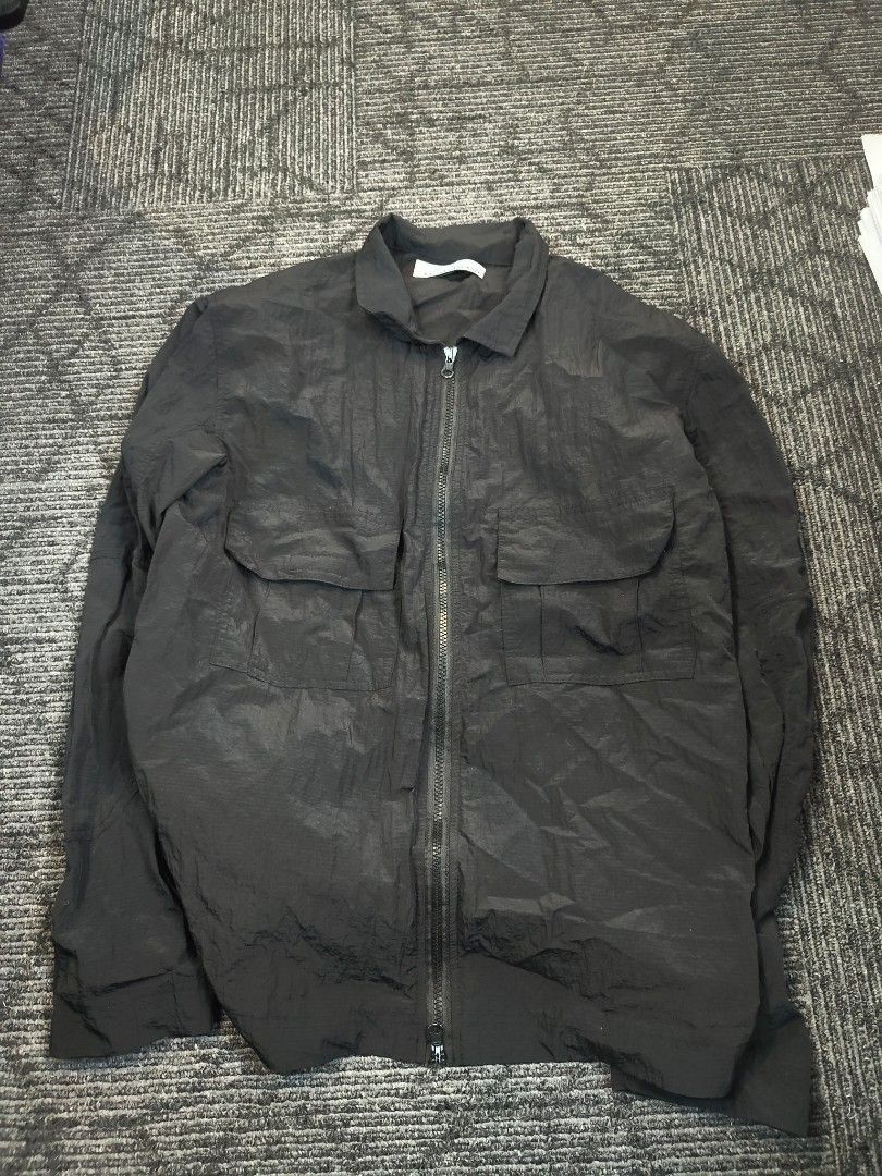STONE ISLAND BLACK ZIP-UP JACKET (Category: Coats, Jackets and Outerwear) located in Manila. Submitted by wakasaimus62281 (Listing ID 1468724522, Image 1). Description: Clean look. Premium vibe. Timeless piece. 🥷 ▪️ Color: Black ▪️ Full-zip closure ▪️ Multiple front pockets ▪️ Minimalist utility style ▪️ Easy to pair with any fit Perfect for that clean streetwear / gorpcore aesthetic. 🔥 24 width 26 length suot ni Hyukk sa windbreaker na manwha.