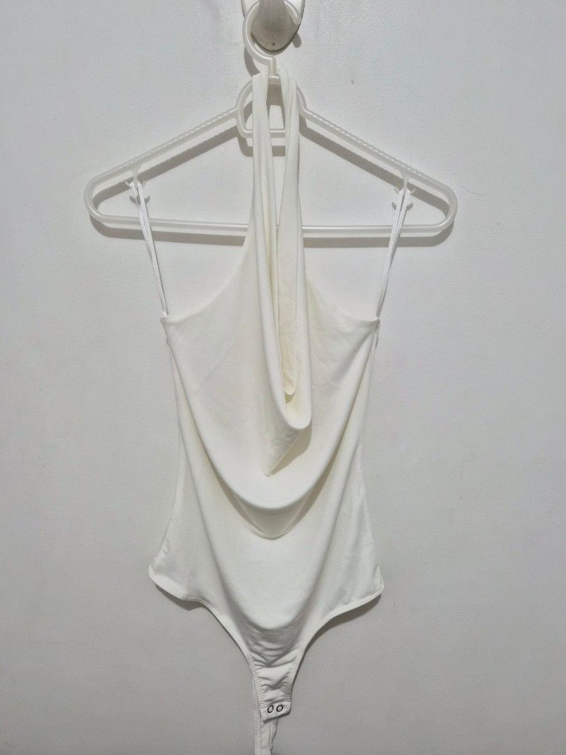 Stradivarius White Cowl Neck Bodysuit Size M (Category: Sleeveless) located in Mandaluyong City. Submitted by joyce1593 (Listing ID 1468818492, Image 2). Description: - Brand: Stradivarius - Item: Cowl neck bodysuit - Color: White - Size: M (EUR M, USA M, MEX 28) - Origin: Made in Turkey - Design: Sleeveless with thin straps and bottom snap button closure - Styling: Perfect basic piece for layering or wearing on its own.