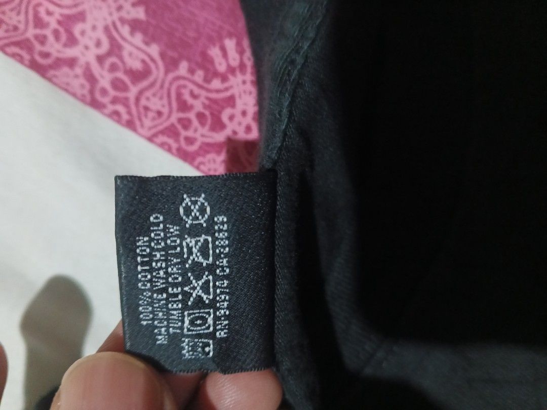 stussy (Category: Activewear) located in Isabel. Submitted by nieljun112187 (Listing ID 1468783438, Image 3). Description: stussy width 21 length 28 colorate 9 no issue as new condition off/liget no side stitch.