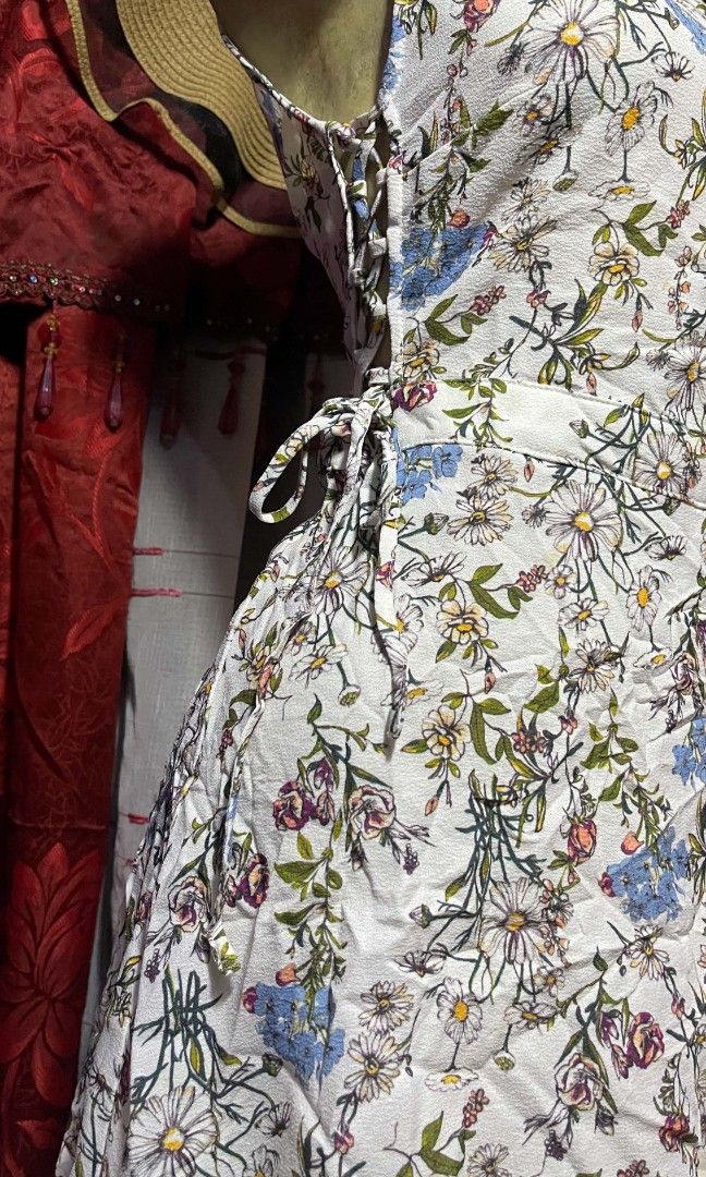 Summer dress (Category: Dresses) located in Manila. Submitted by wheneity67thifted (Listing ID 1468927192, Image 3). Description: This item is an H&M Divided White Botanical Flower Sleeveless Summer Dress featuring a ditsy floral print and lace-up corset ties on the sides..