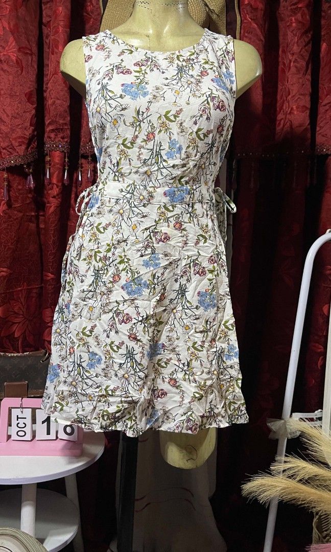 Summer dress (Category: Dresses) located in Manila. Submitted by wheneity67thifted (Listing ID 1468927192, Image 2). Description: This item is an H&M Divided White Botanical Flower Sleeveless Summer Dress featuring a ditsy floral print and lace-up corset ties on the sides..