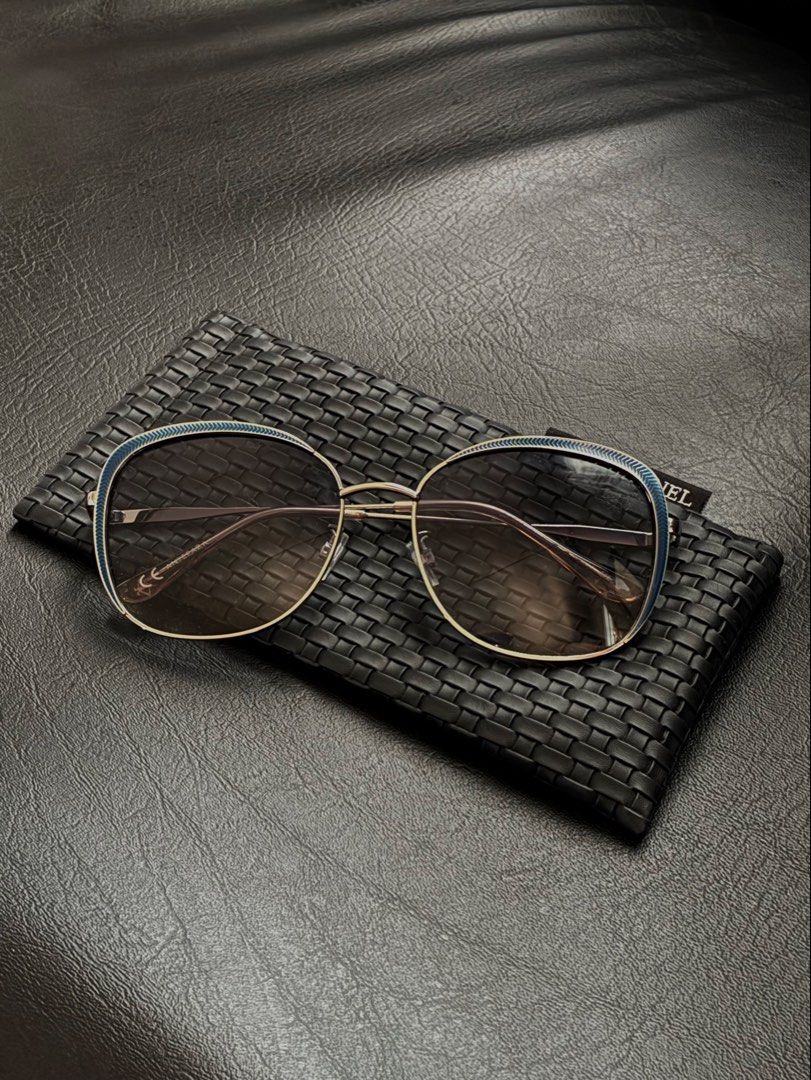 Sunglasses with Case (Category: Sunglasses & Eyewear) located in Tanauan. Submitted by theitgirlsdibs4 (Listing ID 1468728666, Image 2). Description: - Brand: Antepara sunglasses - Frame: Metal frame with trendy double bridge design - Lenses: Clean gradient lenses with hardly any wear - Details: Eye-catching blue patterned accent along the top rims - Condition: Excellent, barely used - Inclusion: Comes with a black textured woven case - Perfect f