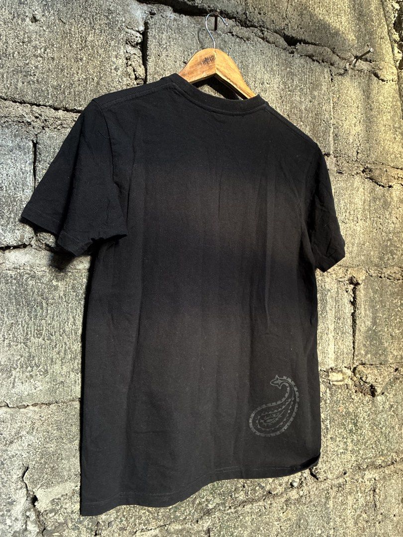 Supreme Photo Tee Black Size S (Category: Tshirts & Polo Shirts ) located in Manila. Submitted by assortedgoodsv3 (Listing ID 1468712969, Image 2). Description: - Brand: Supreme - Item: Photo Tee - Color: Black - Size: Small (S) - Material: 100% Cotton, Made in U.S.A. (Pre-shrunk) - Design: Classic graphic print on front with two guys in box logos; small paisley print near bottom back hem - Details: Standard crew neck, clean tags attached inside 