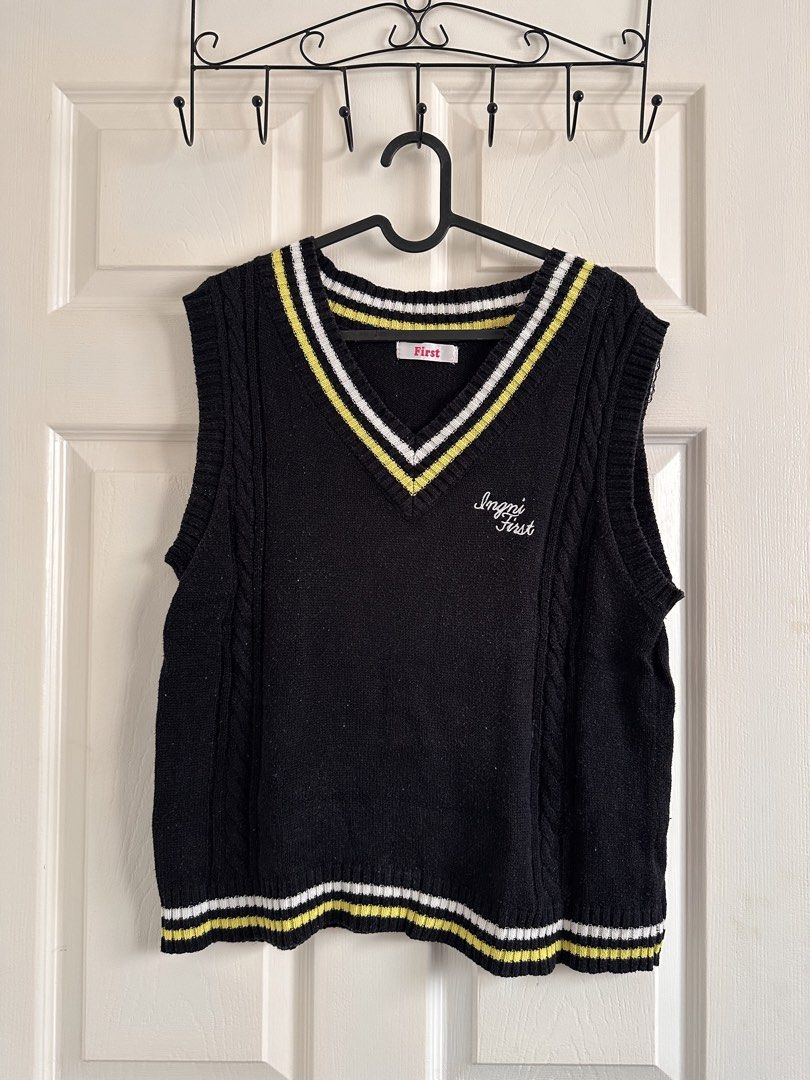 Sweater Vest (L-2XL) (Category: Sleeveless) located in Bacoor. Submitted by alliabuysandsells (Listing ID 1468920076, Image 1). Description: sweater vest has some loose threads fits large - 2XL.