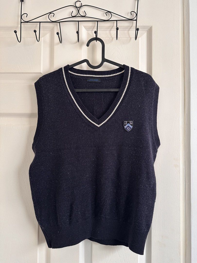Sweater Vest L-XL (Category: Vests) located in Bacoor. Submitted by alliabuysandsells (Listing ID 1468918872, Image 1). Description: sweater vest fits L-XL no issues.