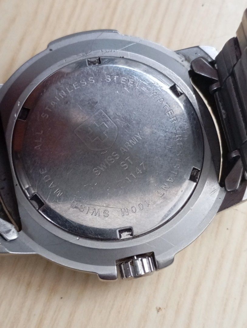 Swiss army (Category: Men's Watches) located in Las Pinas. Submitted by quick_deals_great_finds2 (Listing ID 1468747241, Image 2). Description: Original good working condition Quartz with battery 42mm large fits wrist 7 inches.