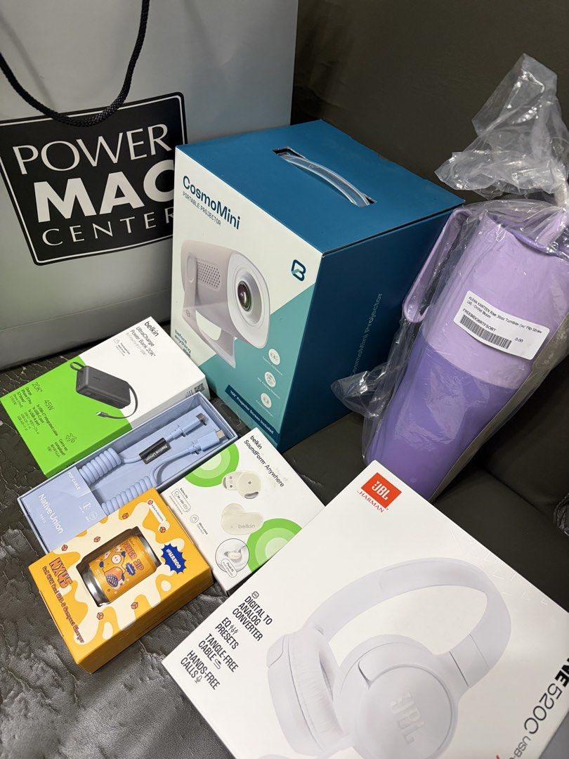 Take all freebies from Powermac iPhone midnight launch (Category: Other Gadgets) located in Quezon City. Submitted by gearholics (Listing ID 1468756880, Image 2). Description: All brand new sealed.