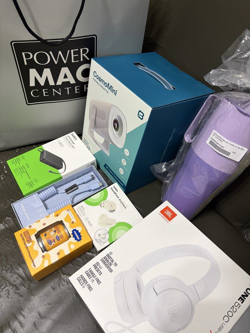 Take all freebies from Powermac iPhone midnight launch (Category: Other Gadgets) located in Quezon City. Submitted by gearholics (Listing ID 1468756880, Image 1). Description: All brand new sealed.