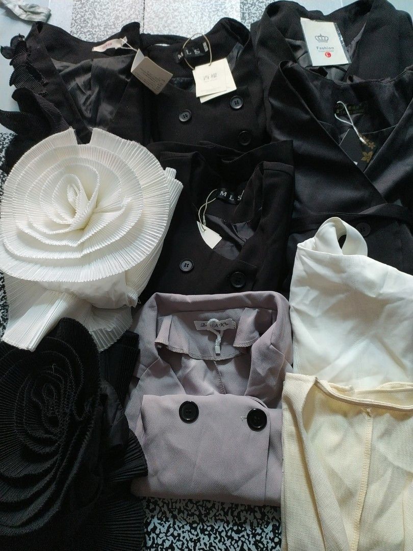 Take all vest and sleeveless with freebies (Category: Others Tops) located in Manila. Submitted by timtam04 (Listing ID 1465229322, Image 1). Description: medium size and large size sold the two tube type flower black and white.
